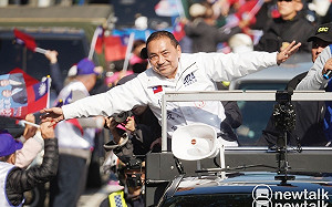 現場直擊》侯友宜三重掃街！里長動員夾道歡迎 也有人比出2號和倒讚