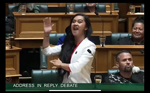 (影) 看我「祖靈」的厲害！抗議遭歧視 最年輕紐西蘭毛利女議員大跳戰舞