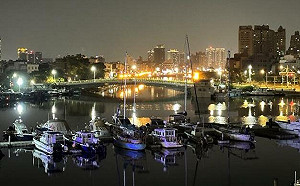 台南夜生活推薦！眺望安平港夜景、欣賞光彩奪目的藍色鯨魚