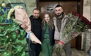 愛情戰勝無情戰爭！被囚兩年最後一名烏女陸戰隊戰俘回家 男友捧花求婚