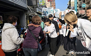 陳佩琪台南旋風式掃街拜票 人氣爆棚直逼柯文哲