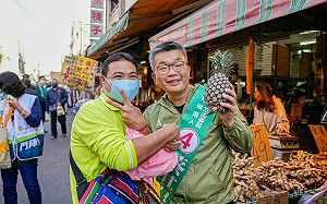 大甲市場掃街拜票 蔡其昌：要選對地方熟悉的人