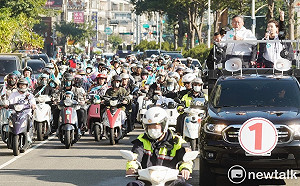 現場直擊》 年輕支持者路口相挺 柯文哲台中掃街展現超人氣