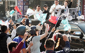 市長級麥克風手 高虹安首度陪柯文哲台中車掃 