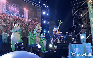 (影)柯文哲台中大里造勢破千人湧入 支持者穿動物裝仿陳子豪炸裂舞