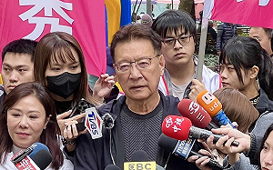 趙少康批「戰力弱」藍營罷團氣嗆：什麼戰鬥藍怎不帶侯友宜去撞牆