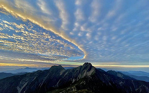 玉山清晨現超美高積雲！鄭明典曬弧線圖：天然美景