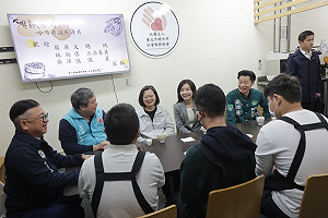 3度訪萬華挺吳沛憶 蔡英文同台「最強里長」方荷生：卸任後可幫忙載物資