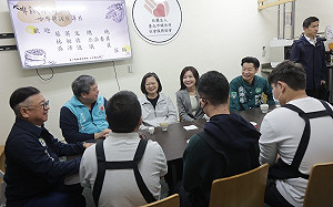 3度訪萬華挺吳沛憶 蔡英文同台「最強里長」方荷生：卸任後可幫忙載物資