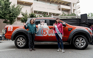 贈天秤、寶劍力挺許淑華翻轉信義 蔡英文：別選擇用仇恨動員的人