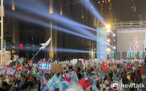 柯文哲高雄神農路造勢 主辦單位：7點10分現場已逾4萬人