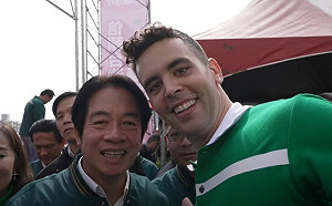 美YouTuber來台觀選！嚐台啤、雞蛋糕大讚：民進黨是唯一敢面對中國威脅的政黨