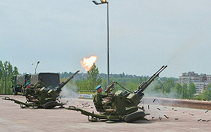 「敵軍」傘兵突襲 快打!  俄軍訓練不足 砲兵擊自家部隊 還「緊急投放」炸俄村