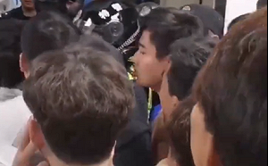 (影) 被種族歧視? 在清真食堂中吃出煙頭 上千回族工人發怒包圍抗議