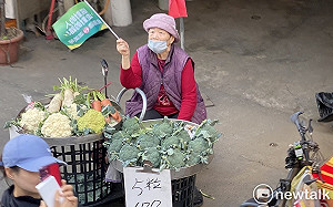 現場觀察》賴清德、柯文哲先後掃麻豆較勁 賴見柯粉群、柯則遇民眾高舉賴旗幟
