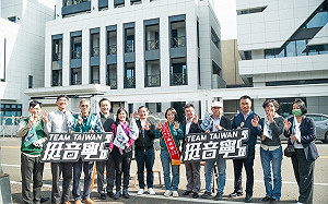 全台唯一只挺吳音寧 朱敬一率學術界謝家白宮前開講