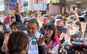 侯友宜選前高雄最後掃街 陪5立委候選人衝刺拜票