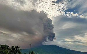 (影)印尼勒沃托比火山「再」噴發 火山灰柱衝上2000公尺