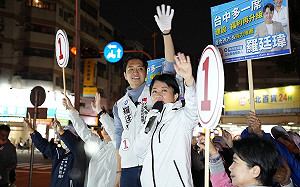 跑全台再回防台中 盧秀燕陪羅廷瑋路口拜票