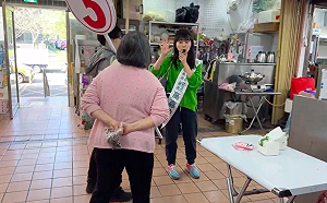 市場掃街遭連環罵「肖查某」 高嘉瑜曝對方是李彥秀母親 