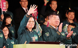 凱道鞠躬感謝8年力挺 蔡英文喊話年輕人：我也曾叛逆、穩健不刺激但能前行