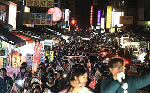 陳其邁合體黃捷嘉年華再現　車掃成行動演唱會高唱《紅豆》