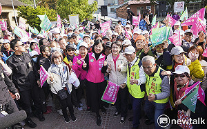 選前最終日！蕭美琴陪同蘇巧慧車隊掃街 籲國人明天出門投票
