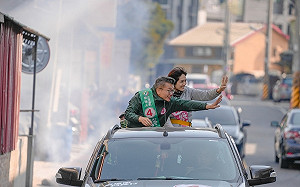蔡其昌選前衝刺  車隊掃街走遍台中海線