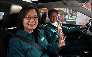 台中也有《在路上》但非二創 江肇國親自開車載蔡英文