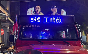 王鴻薇夫對民眾比「雙中指」拒道歉 苦苓批囂張：公開說明選民怎樣挑釁？