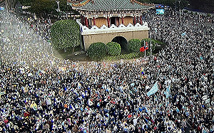 柯文哲凱道之夜》支持者溢出景福門  18：15主辦宣稱人潮逾10萬人 