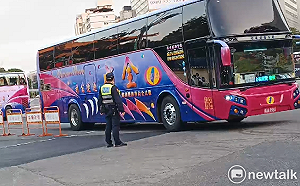 新政治？柯文哲選前之夜登凱道 網爆動員台中遊覧車