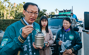 徐富癸母熬煮「當歸湯」助力車隊掃街 盼兒當選歸來