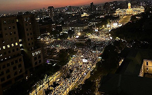 柯文哲造勢空拍照曝光喊逾20萬人 柯粉高舉「屁股來了 瀉藥你自己吃」