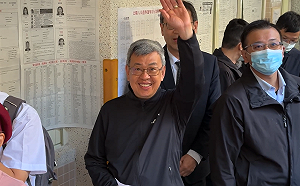 陳建仁夫婦現身投票所！喊話：出來投票盡權利與義務