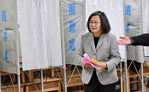 蔡英文赴秀朗國小投票！提醒國人：要記得帶身份證