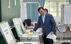 鄭文燦回八德投票 籲選民把握投票權利：做國家的主人