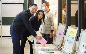 偕妻回家鄉八德投票 朱立倫籲踴躍投票：投票是民主表現