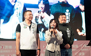 黃捷戰勝激戰選區  淚謝陳其邁、趙天麟
