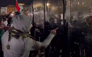 白宮外爆發挺巴勒斯坦遊行 示威者破壞圍欄襲警察 工作人員緊急轉移