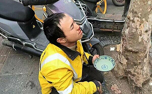 吹牛吹過頭? 中國外送員自稱3年賺 448萬 慘被同行毆打至出血
