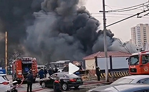 （影）比亞迪公車疑「自燃」起火！青島大火煙雲壟罩、8公車燒到剩骨架