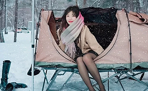 李多慧雪地露營「短裙配黑絲」！網驚：愛美不怕流鼻水