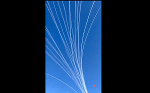 (影) 天空都是白色凝結尾! 哈瑪斯50火箭彈再襲以 發射點藏在民宅中