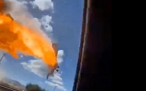 （影）驚悚瞬間！智利轎車公路上被小飛機撞 飛行員死亡、4人受傷 