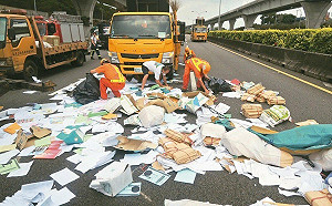 112年國道散落物4.5萬件創新高！1/22起佔用車道「收費」30分鐘3千元