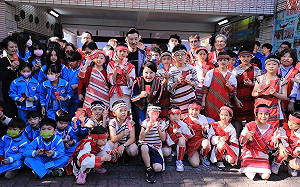 和平專案今年首發 盧秀燕率團隊贈送和平國小學童紅包