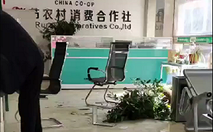 (影) 存錢可以 領錢不行！ 貴州畢節儲戶因無法提款 怒砸農村合作社