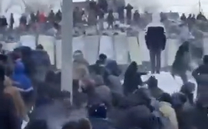 只因反對入侵烏克蘭! 俄異議份子被判刑4年 鎮暴警察與數千抗議者衝突