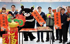 開箱龍年春聯及開運紅包 陳其邁：高雄事事龍賀、市政興隆繁盛